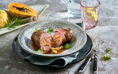Bavette_vom_Jungbullen_als_Roulade_mit_Reis_und_Papaya_gefuellt